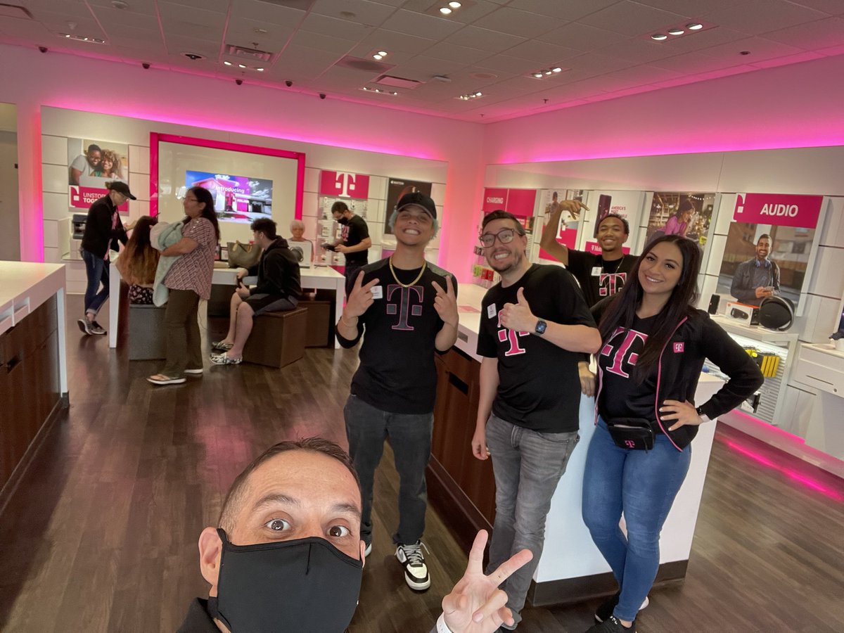 That_AzHeat's tweet photo. One of the funniest parts of the job…spending time in the Magenta Frontline! Blitz to #ProtectTheBase w/ the #SignalButteKickers and the fearless @dave_katrein! Even got to see the #ClassicDan for ole times! 😂#WeAreTMobile https://t.co/zcLjbcCbLK