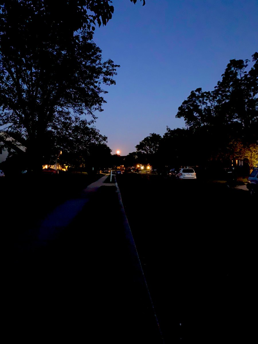 LaurieCorrNPSD's tweet photo. Running at night = a beautiful sight 🌕 The picture doesn’t do it justice! #moonviews #summernights https://t.co/W8nHqUW39b