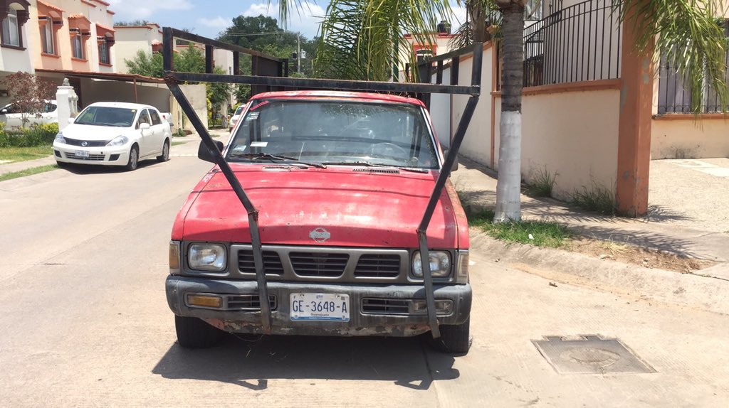 lau_vite's tweet photo. @municipio_leon está esta camioneta desde hace varias semanas, mal estacionada obstruyendo la visión de la calle principal del clúster en el que vivo, vengan por ella, está evidentemente abandonada. https://t.co/JAQeHK5Xaa