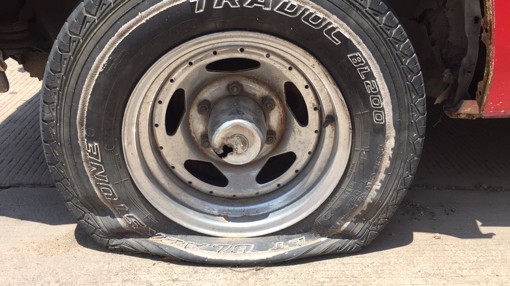 lau_vite's tweet photo. @municipio_leon está esta camioneta desde hace varias semanas, mal estacionada obstruyendo la visión de la calle principal del clúster en el que vivo, vengan por ella, está evidentemente abandonada. https://t.co/JAQeHK5Xaa