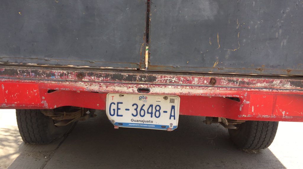 lau_vite's tweet photo. @municipio_leon está esta camioneta desde hace varias semanas, mal estacionada obstruyendo la visión de la calle principal del clúster en el que vivo, vengan por ella, está evidentemente abandonada. https://t.co/JAQeHK5Xaa