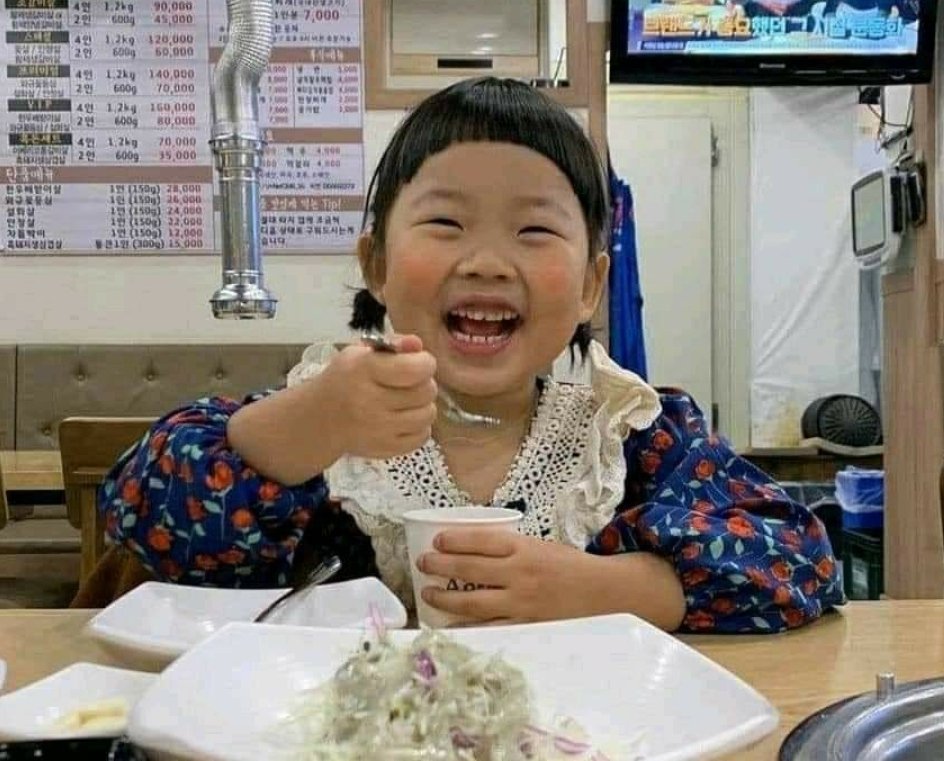 Guarromantica_'s tweet photo. Cuando estoy de mal humor y me dan de comer: https://t.co/meDVBaVrOt