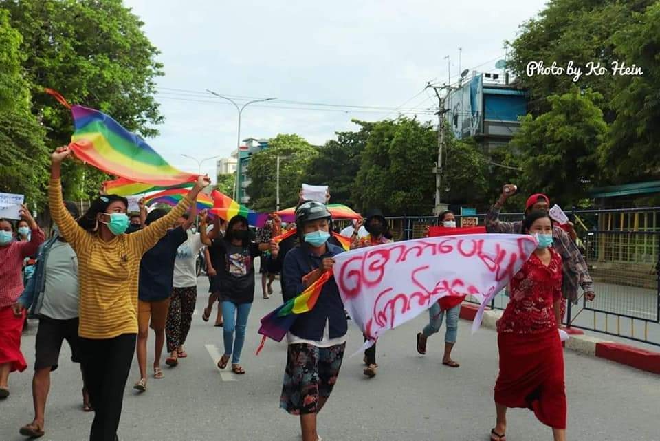 RvlBurma2's tweet photo. "ခြောက်ပေမယ့် ကြောက်မနေဘူး" 
 The #Monywa People's Strike Steering Committee and the #LGBTQ main strike jointly marched to the downtown Monywa  to protest the end of the military dictatorship.

#July24Coup 
#ICRC_SaveMyanmarPrisoners
#WhatsHappeningInMyanmar https://t.co/ksUOCIVkyn