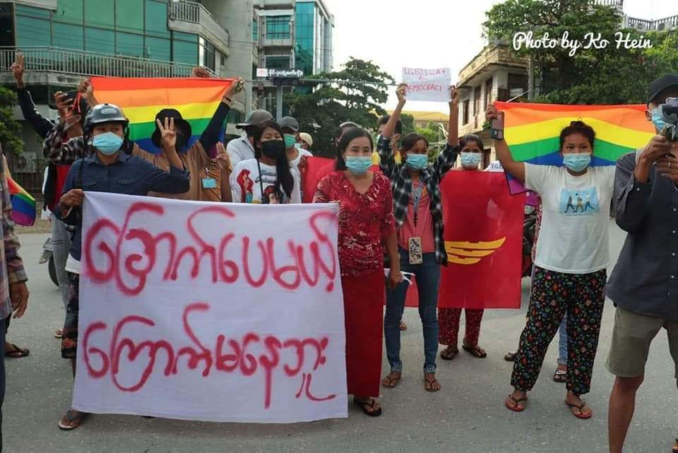 RvlBurma2's tweet photo. "ခြောက်ပေမယ့် ကြောက်မနေဘူး" 
 The #Monywa People's Strike Steering Committee and the #LGBTQ main strike jointly marched to the downtown Monywa  to protest the end of the military dictatorship.

#July24Coup 
#ICRC_SaveMyanmarPrisoners
#WhatsHappeningInMyanmar https://t.co/ksUOCIVkyn