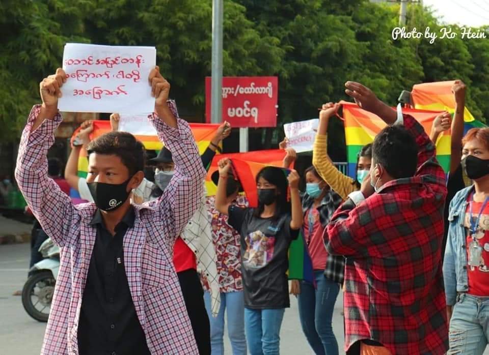 RvlBurma2's tweet photo. "ခြောက်ပေမယ့် ကြောက်မနေဘူး" 
 The #Monywa People's Strike Steering Committee and the #LGBTQ main strike jointly marched to the downtown Monywa  to protest the end of the military dictatorship.

#July24Coup 
#ICRC_SaveMyanmarPrisoners
#WhatsHappeningInMyanmar https://t.co/ksUOCIVkyn