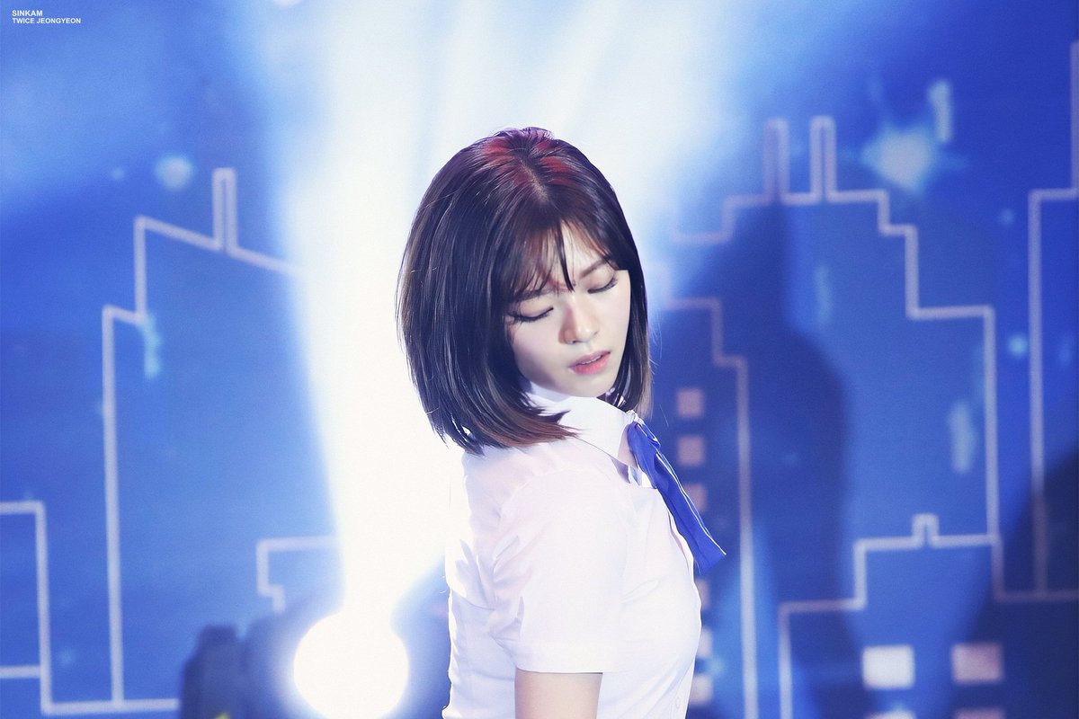 yjythrowbacks's tweet photo. 190707: 2 years ago, Jeongyeon performing at Pocari Sweat Teen Festa

#JEONGYEON #정연 #TWICE #트와이스 @JYPETWICE https://t.co/3wEp26JN0c
