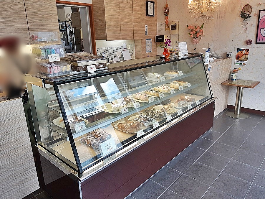 TidaYonabaru's tweet photo. 【与那原deスイーツ】
創業100年以上！与那原の老舗ケーキ店「ボヌール」
程よい甘さがクセになる不動の人気🍰小倉シュー🧁を仕事の合間に食べましたよ😍
https://t.co/3Iv7okrjBx

#与那原deスイーツ
#ボヌール
#小倉シュー
#スイーツ
#与那原グルメ https://t.co/M6vZfb1Bpi