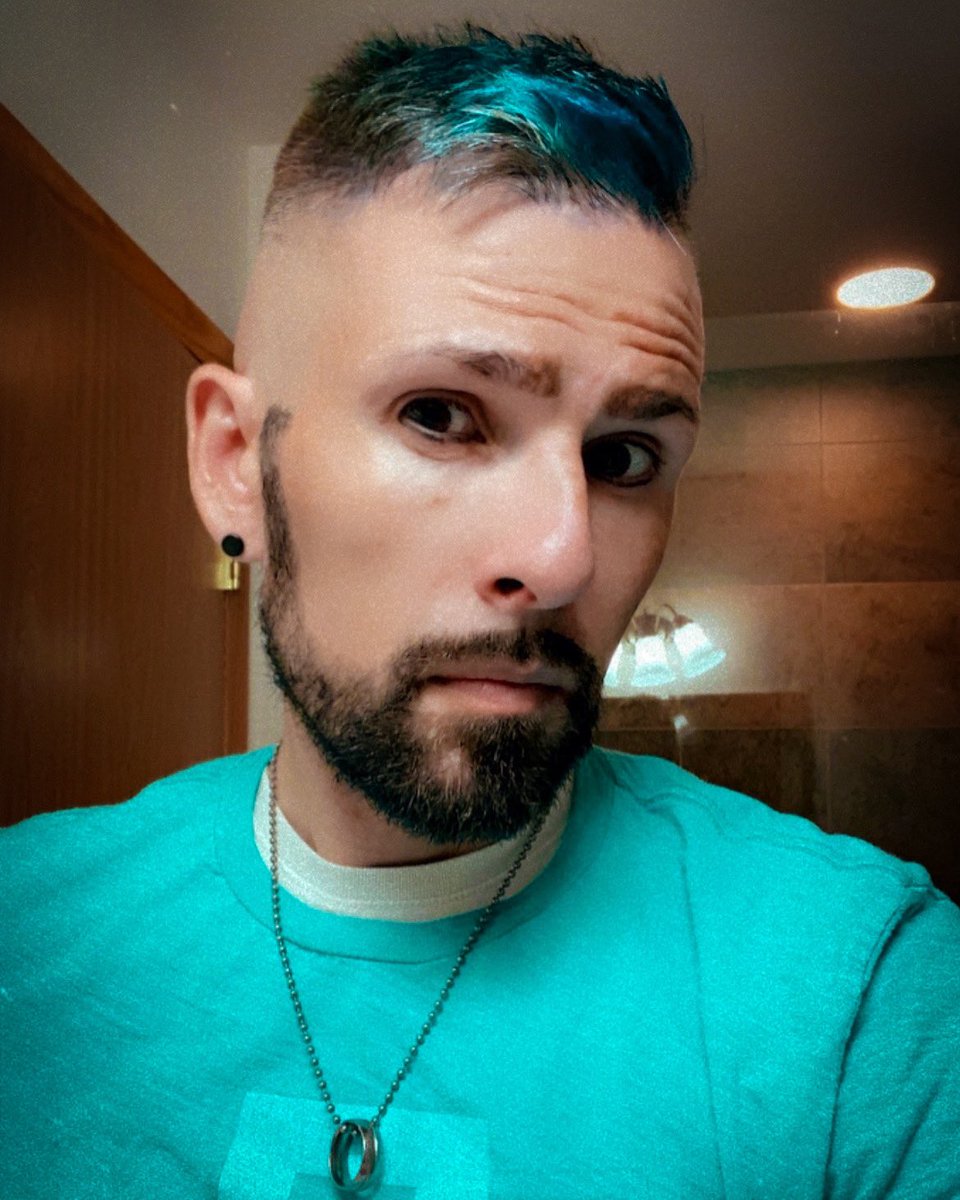 RZNCAIN_Content's tweet photo. New hair, who dis? 
#twitchstreamer https://t.co/MEre3sBKJW