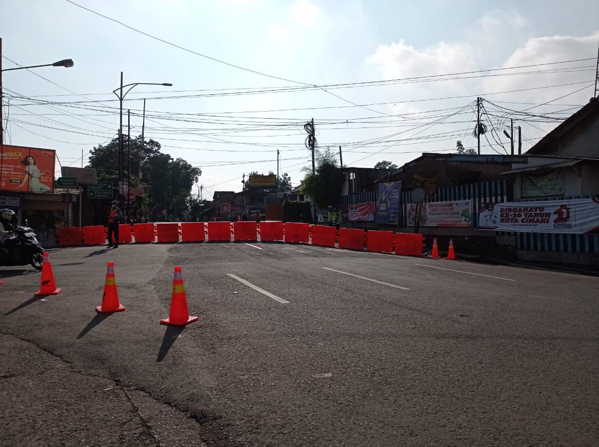 Penutupan JPL 148 Sta. Cimahi, Jl. Sriwijaya (sisi barat) dilakukan oleh Pemkot <a href="/cimahikota/">Pemkot Cimahi</a>&amp; <a href="/lantascimahi/">Satlantas Res Cimahi</a> sehubungan dengan akan dilakulan pembangunan underpass untuk menghilangkan Perlintasan Sebidang yang biasanya menyebabkan kemacetan sampai dengan 6 bulan kedepan.

<a href="/PRFMnews/">Radio PRFM</a>