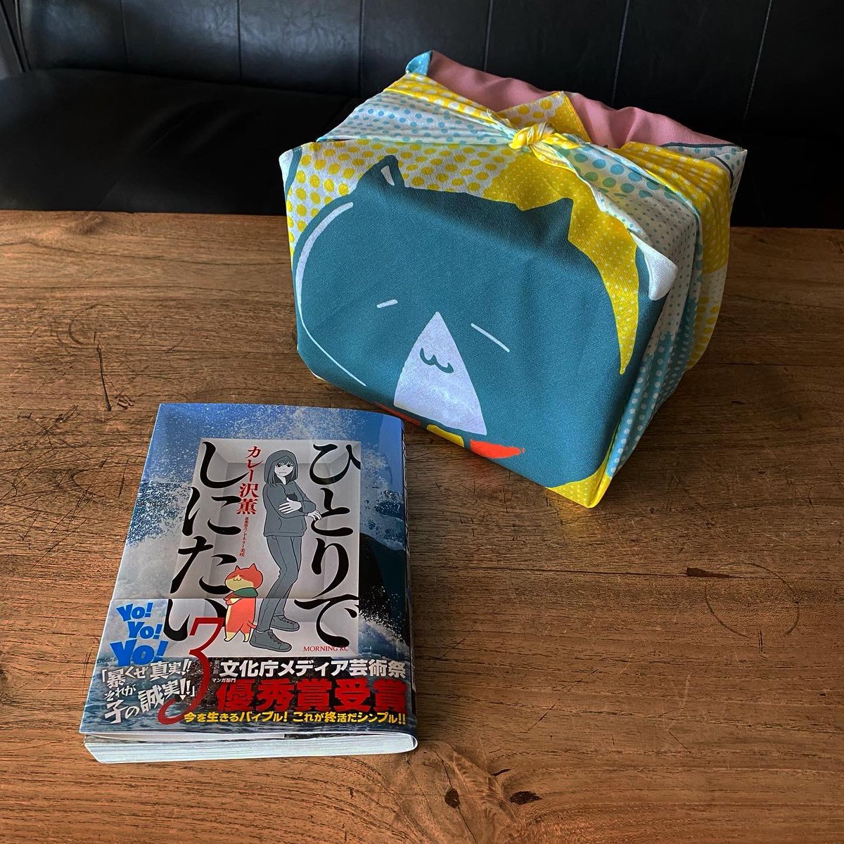 oribe_shimokita's tweet image. 【店頭販売は明日まで】
写真は織部下北沢店限定のコミック３巻と小風呂敷のセットです。コミック10冊包んでみました。

#カレー沢薫『#ひとりでしにたい』第3巻発売記念【みんなでいきたい３】by #KOROS feat.カレー沢薫
織部下北沢店頭：7月22日〜25日
オンライン通販：7月30日(金)〜8月1日(日)