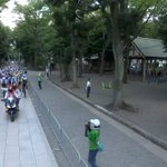 オリンピックの自転車ロードレース、神社の境内を通過する!