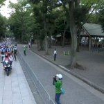 オリンピックの自転車ロードレース、神社の境内を通過する!