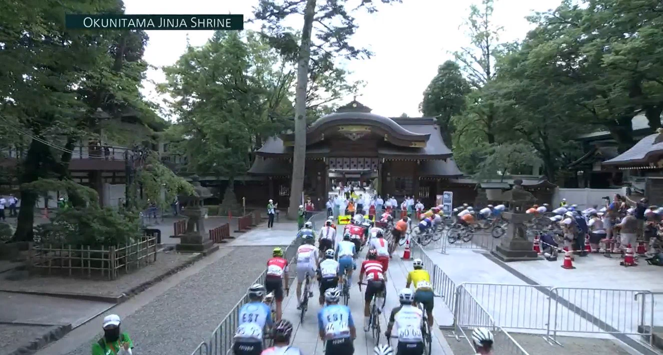 オリンピックの自転車ロードレース、神社の境内を通過する！