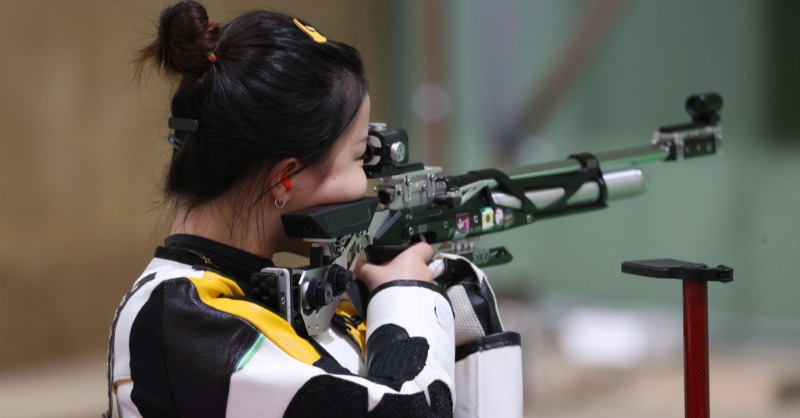 Tokyo2020's tweet photo. 24 July - #Shooting  / Women's 10m Air Rifle

🥇 YANG Qian🇨🇳 
🥈 Anastasiia Galashina
🥉 Nina Christen🇨🇭

Congratulations to the first medalists of  #Tokyo2020 
#UnitedByEmotion | #StrongerTogether | @ISSF_Shooting