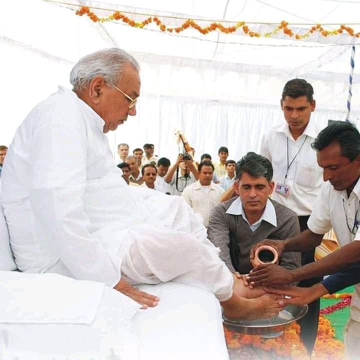 PawanRajPannu1's tweet photo. !! ॐ श्री गंगाई नाथाय नमः !! परम् पूज्य सद्गुरूदेव रामलाल जी सियाग को कोटि - कोटि वन्दन प्रणाम् गुरु पूर्णिमा महोत्सव के पावन अवसर पर मेरे प्यारे गुरु भाईयों , बहिनों एवं सभी देश वासियों को हार्दिक शुभकामनाएं https://t.co/R6dSotU054