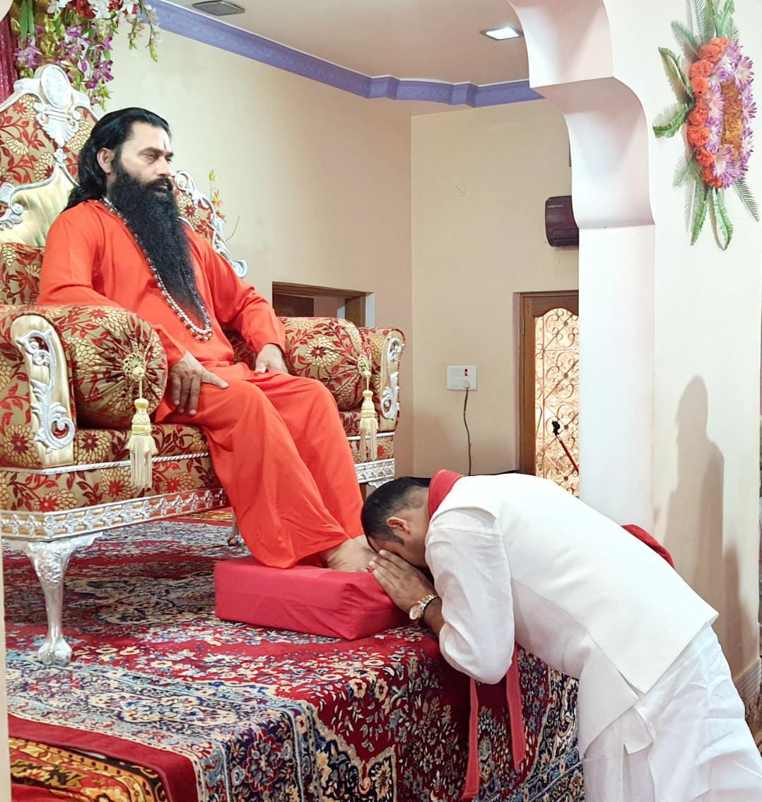 यह तन विष की वेलरी, गुरू अमृत की खान।
शीश दिये भी मिलें गुरू, तो भी सस्ता जान॥

#गुरुपूर्णिमा_पर्व
#श्री_शक्तिपुत्र_जी_महाराज