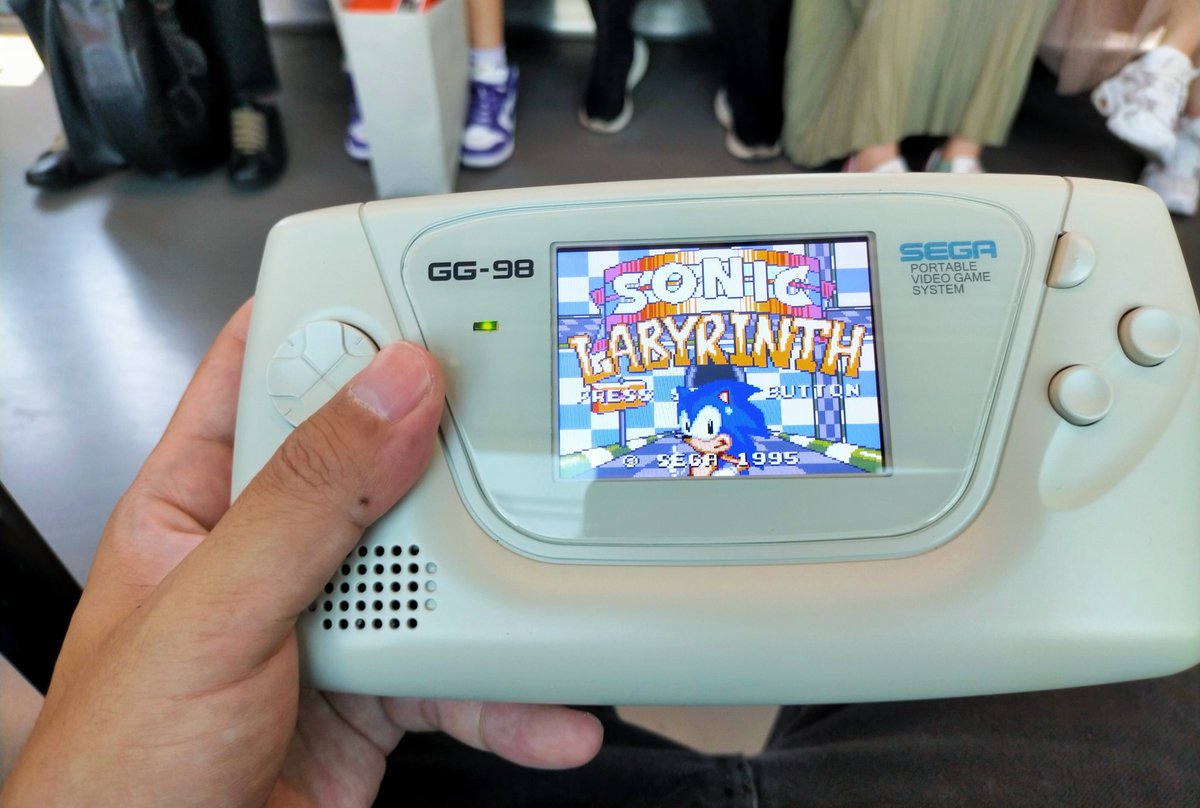 GGEAR_TARO's tweet photo. おはようございます。
#オリンピック でソニックかかって興奮したので電車でソニックラビリンス
#総武線 #ゲームギア #GG98 https://t.co/0xCC74KPDQ
