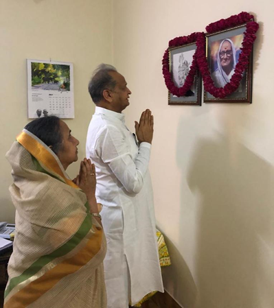 ashokgehlot51's tweet photo. आज माताजी श्रीमती सेवा देवी जी की पुण्यतिथि पर सपत्नीक श्रद्धा सुमन अर्पित किए। https://t.co/goIG0519ek
