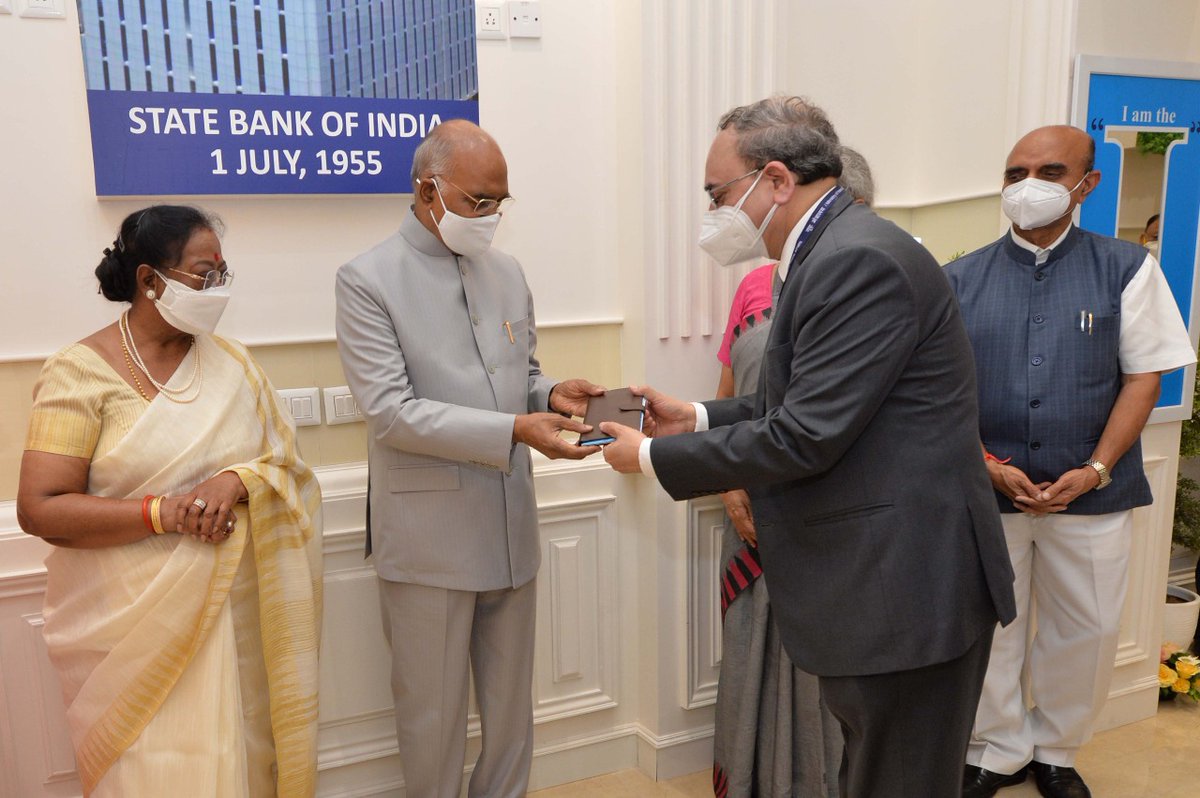 rashtrapatibhvn's tweet image. President Kovind inaugurates the President Estate branch of the State Bank of India in the President&apos;s Estate Market.