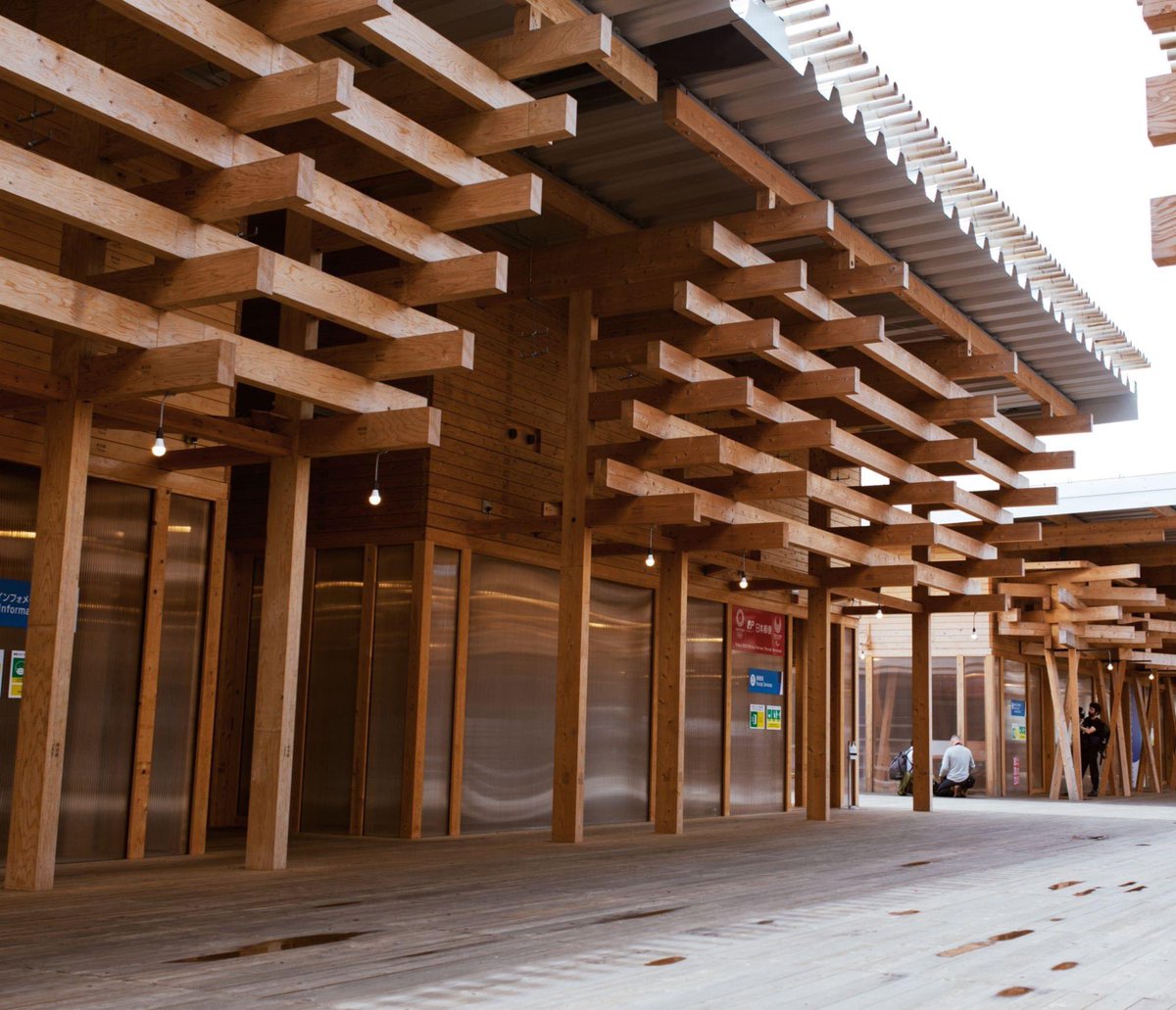 punnpunn1992's tweet photo. Tokyo 2020 Athletes Village Plaza 
หมูบ้านนักกีฬาโอลิมปิกที่สร้างจากไม้ และหลังคาเหล็ก เป็นไม้จากป่าท้องถิ่น63แห่งทั่วญป บนไม้แต่ละแผ่นเขียนชื่อไว้ด้วยว่ามาจากเมืองไหน หลังจากเสร็จงานรื้อถอนไม้จะถูกส่งกลับ เพื่อใช้ในโครงการสาธารณะท้องถิ่นต่อไป ญี่ปุ่นนี่โคตรจะญี่ปุ่น ยอมเลย https://t.co/Lzchr31BHH