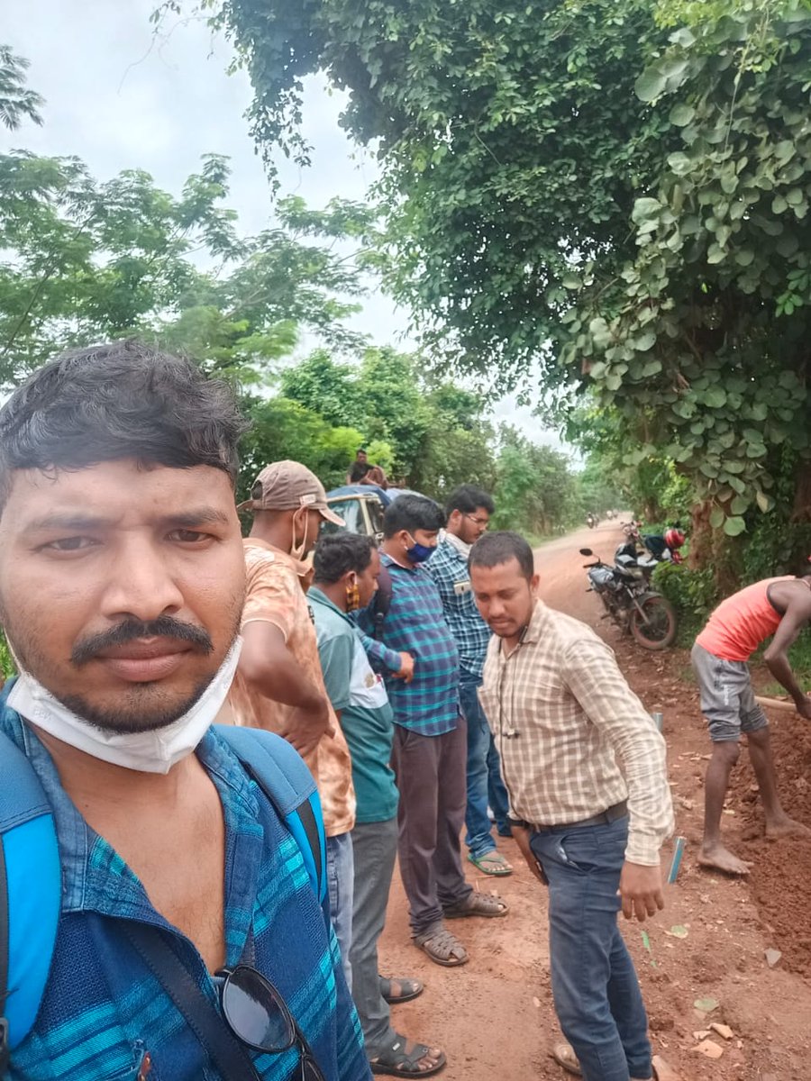 Fiber restoration work going on by CSC VLE Nanda Kishore muduli at Karadu GP, Sukinda Block,Jajpur, Odisha.

#CSCseGRAMSWARAJ #DigitalIndia 
#OnlyCSCCandothis

<a href="/AshwiniVaishnaw/">Ashwini Vaishnaw</a> <a href="/GoI_MeitY/">Ministry of Electronics & IT</a> <a href="/CSCegov_/">CSCeGov</a> <a href="/dintya15/">dinesh tyagi Retd IAS</a> <a href="/wifichoupal/">CSC Wi-Fi Choupal</a> <a href="/abhi481/">Abhishek Singh</a> <a href="/SwornaprabhaSi1/">Swornaprabha Singh</a> <a href="/Debidutta007/">Debidutta Mohanty</a> <a href="/dm_jajpur/">Collector & DM, Jajpur</a>