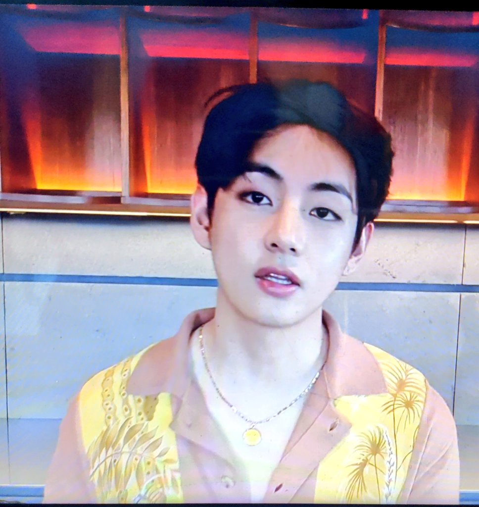 lily_bangtan_'s tweet photo. He is this hot for what ?? And sir, your buttons are undone😵😵😵😵 #vlive #taelive #vislive https://t.co/wOMwzQ3h9z