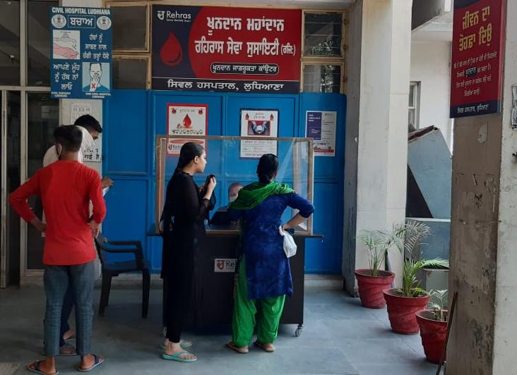 rehras_sewa's tweet image. CIVIL HELP DESK UPDATES:
Rehras sewa society with the motive of &quot;Service To Humanity&quot; is focusing on providing regular assistance to the patients visiting Civil Hospital.

Apart from Blood donation awareness, patients are helped with answers to their queries. 
#CivilHelpDesk 🏥