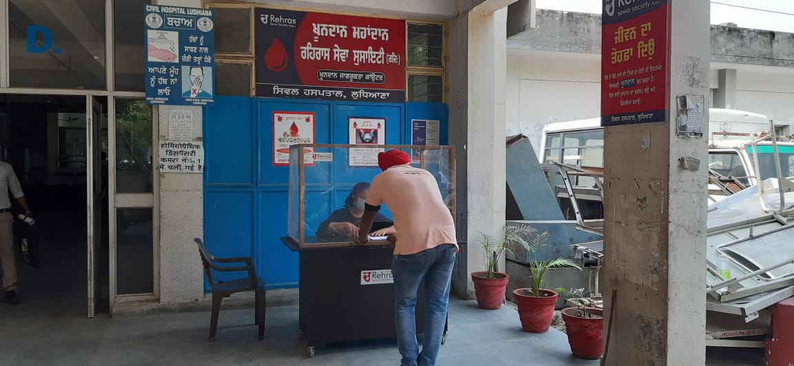 rehras_sewa's tweet image. CIVIL HELP DESK UPDATES:
Rehras sewa society with the motive of &quot;Service To Humanity&quot; is focusing on providing regular assistance to the patients visiting Civil Hospital.

Apart from Blood donation awareness, patients are helped with answers to their queries. 
#CivilHelpDesk 🏥