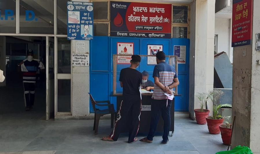 rehras_sewa's tweet image. CIVIL HELP DESK UPDATES:
Rehras sewa society with the motive of &quot;Service To Humanity&quot; is focusing on providing regular assistance to the patients visiting Civil Hospital.

Apart from Blood donation awareness, patients are helped with answers to their queries. 
#CivilHelpDesk 🏥