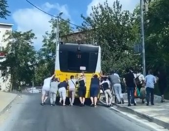 Sarıyer'de arıza yapan İETT otobüsünü yolcular itti bit.ly/3i0ZeCj