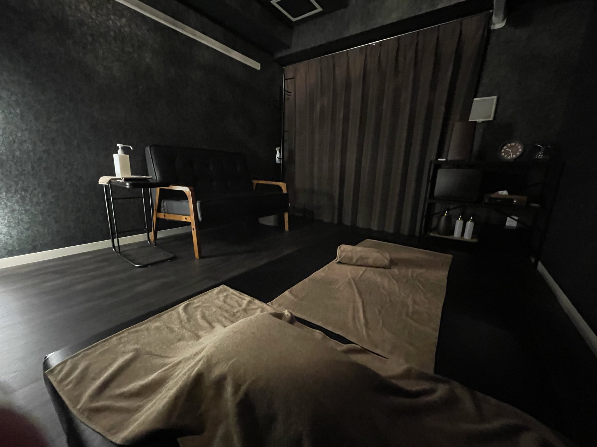 メンズエステ 名古屋p店の責任者アカ 美容室で面貸しサロンってあるけど メンズエステでも備品管理できていればやれそうだよね お客さん抱えてるけど場所や備品の準備が大変なセラピストさん うちは部屋にこだわっているので そういう需要にこたえ