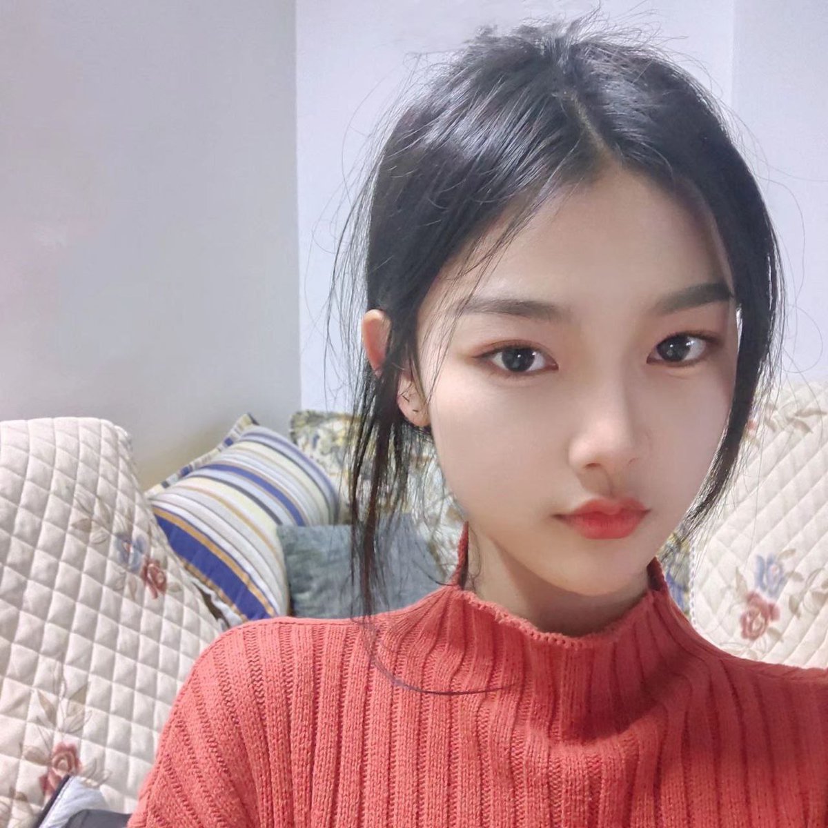 QinYY98's tweet photo. 妹妹在家无聊死了，放假了都不知道做什么！可以找点小哥哥聊天 #清纯学妹 #无聊 #漂��妹妹 #聊骚 https://t.co/sITlfIllWk