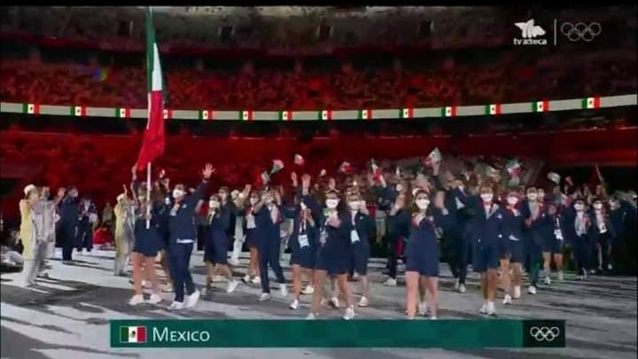 Michell14871829's tweet photo. @Rommel_Pacheco mi niña Abigail se  emocionó por verte presumió a la familia que llevabas la bandera de México que le enseñaba ejercicio en las pausas activas el clavadista número uno,  eres un ejemplo para muchos niños éxito. https://t.co/MRElFIcPY1