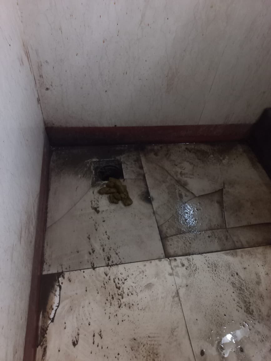 jawalgekarswap1's tweet photo. महोदय @CMOMaharashtra @mybmc @rajeshtope11 L.T.M.G सायन रुग्णालयातील शैचालय तसेच बाहेरील परीसर देखिल खुप घाण झालेला आहे रुग्णांना आणि नातेवाईकांना प्रचंड त्रास होत आहे तात्काळ स्वच्छ करावे @mayor_mumbai @mybmcHealthDept @VarshaEGaikwad @WHO @mybmcPHD @VBAforIndia @AUThackeray https://t.co/LLxwekdUeR