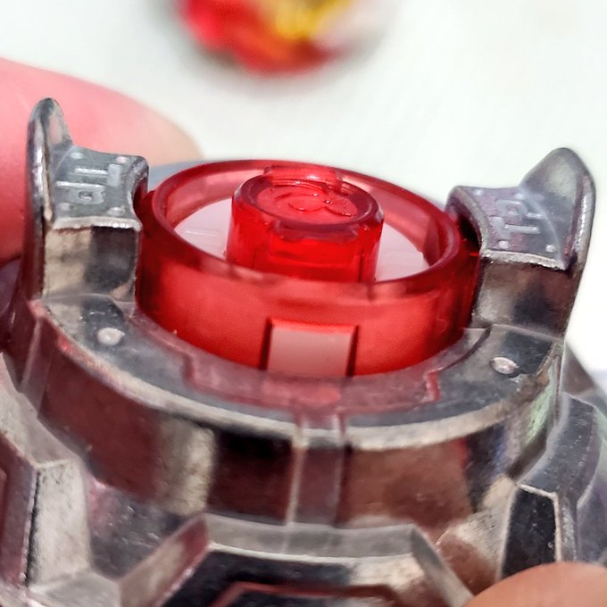 ショットドライバー小話
本来ベイを組むときにディスクが間に入るのでツメパーツは赤い方の位置まで下がった状態でロックと干渉します。
ショットドライバーだとツメが下がることなくすべてのテンションがロックパーツにかかるせいでツメが折れるのかもしれません 