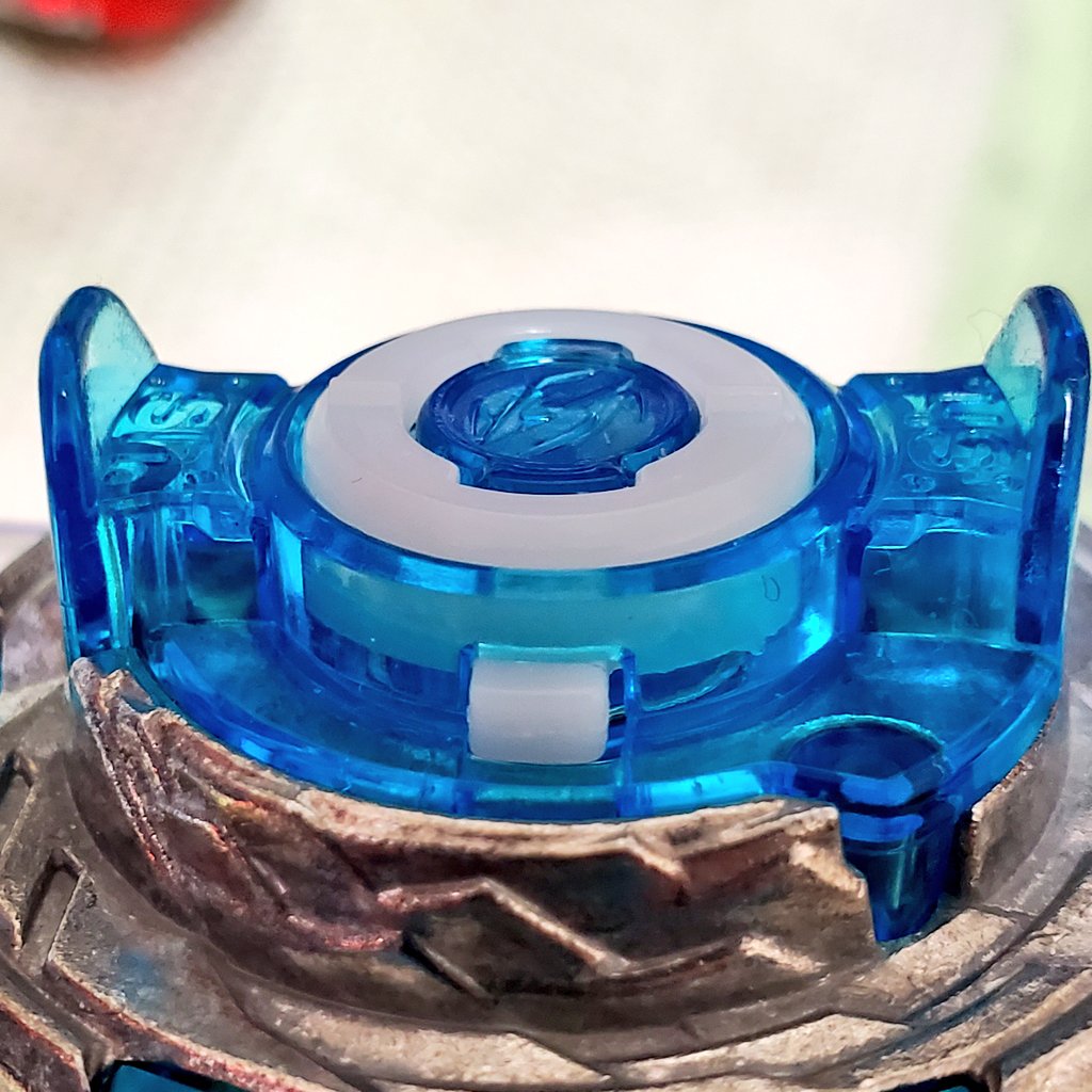 ショットドライバー小話
本来ベイを組むときにディスクが間に入るのでツメパーツは赤い方の位置まで下がった状態でロックと干渉します。
ショットドライバーだとツメが下がることなくすべてのテンションがロックパーツにかかるせいでツメが折れるのかもしれません 