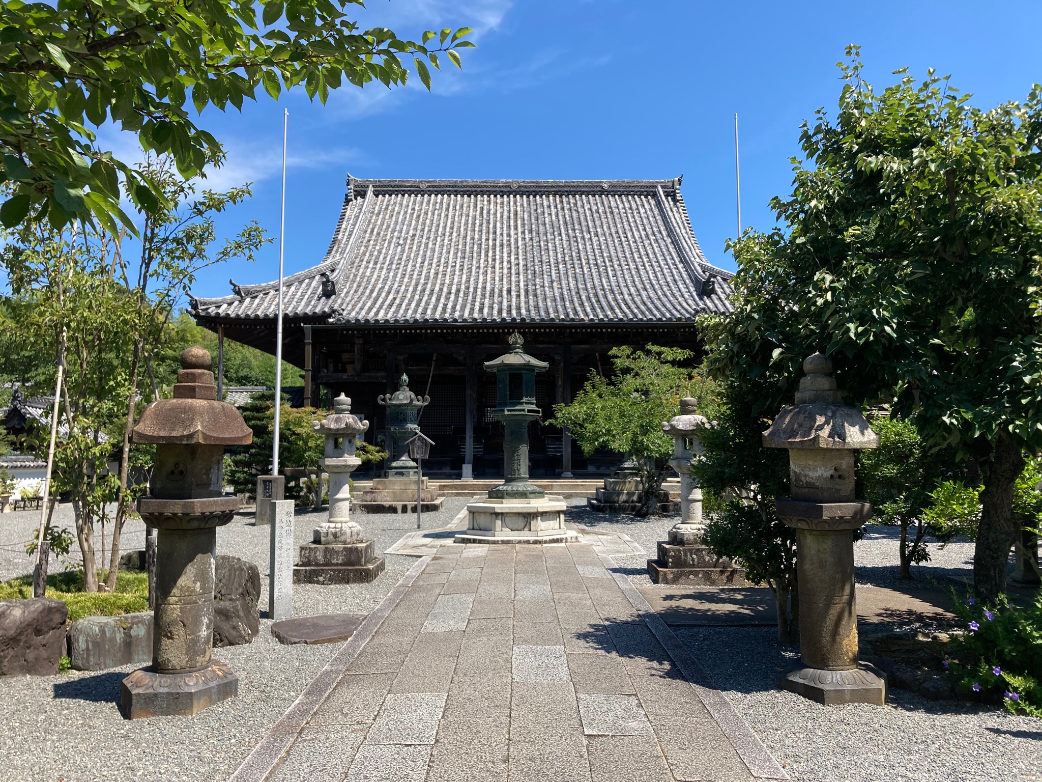 すぎやん 西国第二十一番札所 穴太寺 あなおじ ご住職の奥様がお寺に咲く草花を押し花にされて ご住職手書きの 南無観世音菩薩 がありがたい散華台紙 お手間がかかるため 必ずあるものではありませんが 今回もご縁があり 授かることができました 三巡目
