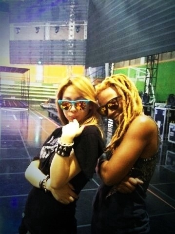 ThrowbacksCL's tweet photo. July 24, 2012: #CL with #DivinityRoxx during rehearsal break for New Evolution Tour https://t.co/sU5OMhb0ER