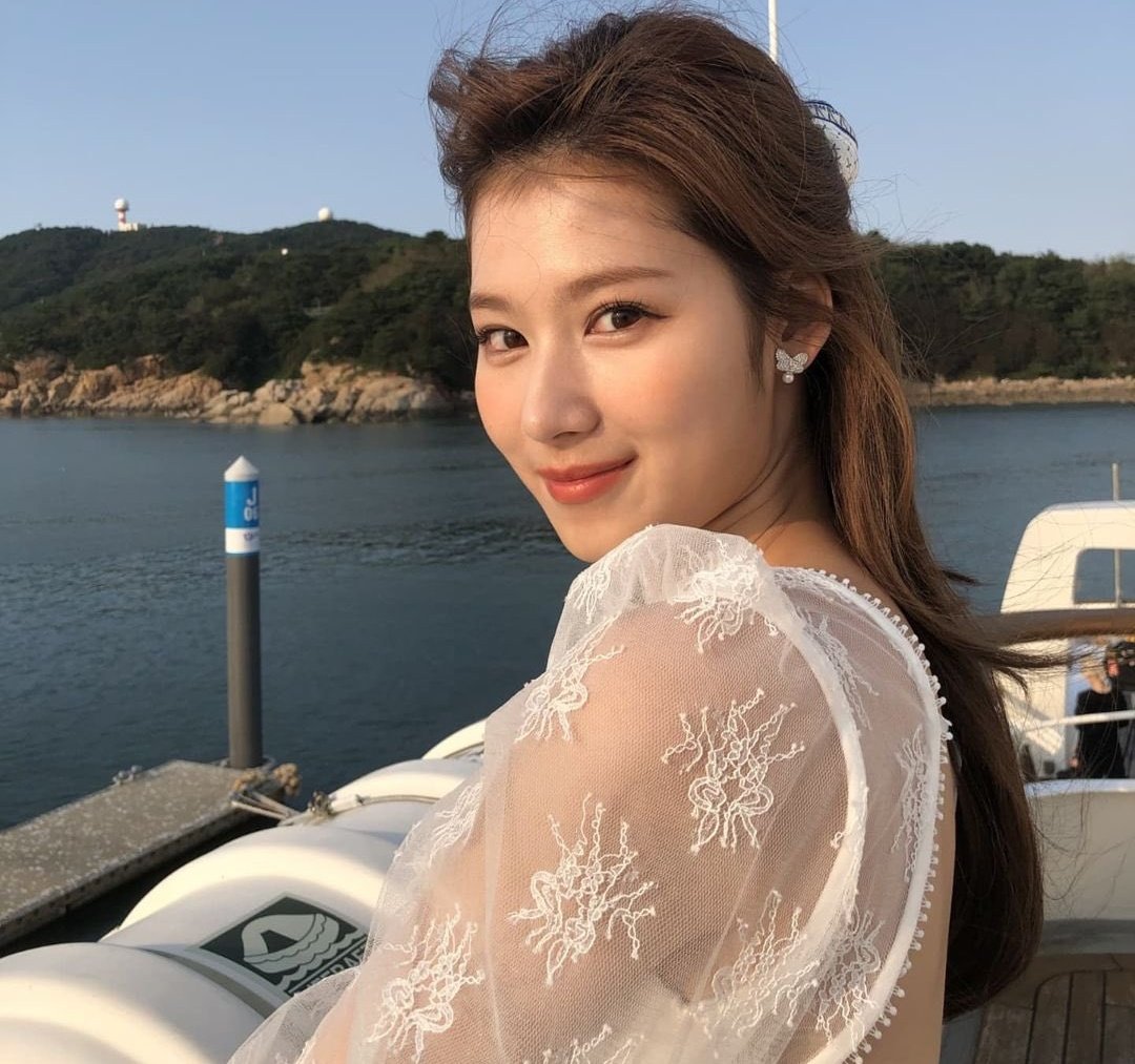 sana-pics-on-twitter-sana-is-the-meaning-of-girlfriend-material-https