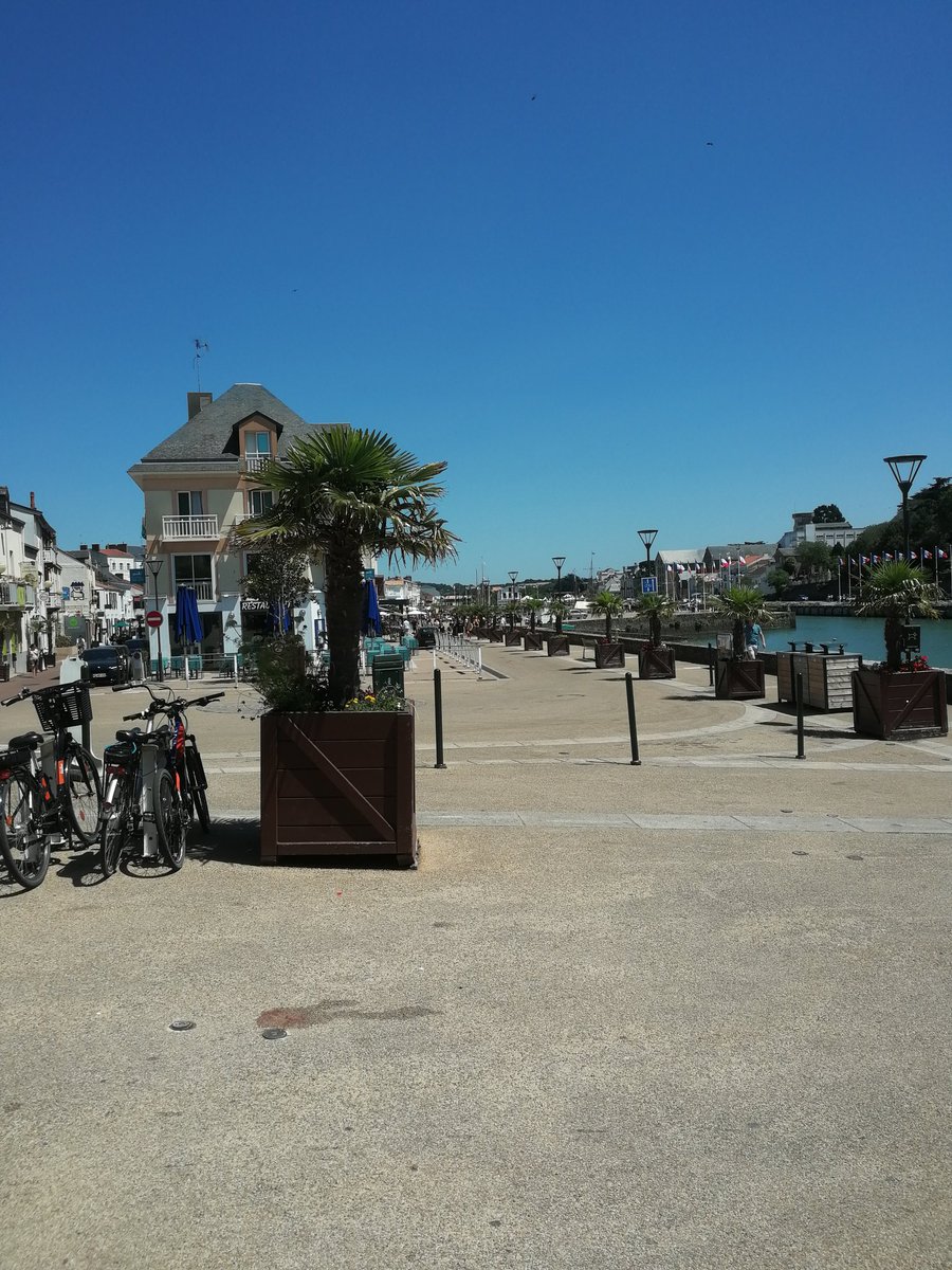 Pornic 15h00 hier vendredi, personne dans les rues... Notre économie ne s'en relèvera pas.