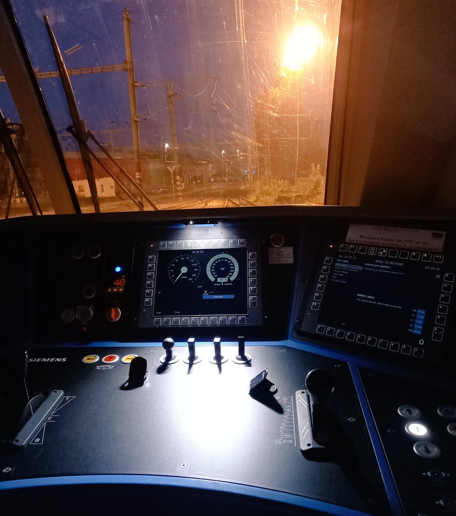 Na první ranní vlak si člověk musí přivstat, zejména pak jeho strojvedoucí 👨🏼‍✈️ ⏰  Lokomotiva se musí zprovoznit, vyzkoušet, otestovat, zda je všechno v pořádku 🚂 🔍 ✅ Teprve pak si dojede pro vagóny 🚃🚃🚃 a může se vyrazit do světa 🛤️ 🏞️ 🚞 😉 👍🏻