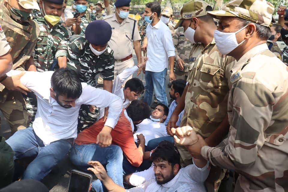 IShauryaveer's tweet photo. मोदी जी सवालों के जवाब दीजिए: @Neerajkundan
•क्यूँ अब तक छात्रों का वैक्सीनेशन नहीं हुआ ?
•क्यूँ छात्रों के लिए एक रुपये का भी राहत पैकेज नहीं
•फीस व शिक्षा ऋण में राहत क्यूँ नहीं ?
कल दिल्ली में @nsui के प्रदर्शन में अपने साथियों के साथ हिस्सा लिया
#AntiStudentModiGovt https://t.co/lnJcDbrITo