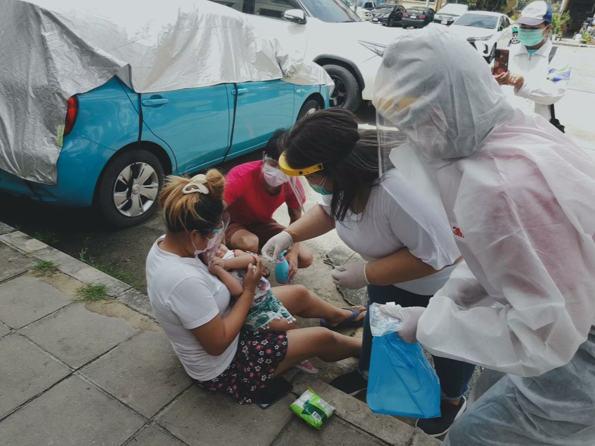 bmyummy's tweet image. รับบทเป็นคุณหมอ ทำการ #swabtest จมูกให้คุณลุง และ เด็กน้อย อดทนแปปนึงนะคะ
คุณหมอใส่ #ชุดppe  ไม่ได้😥