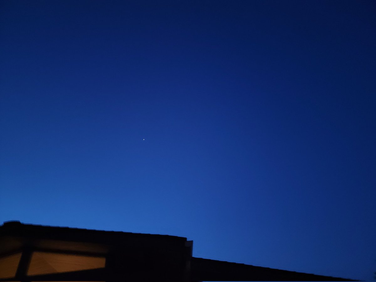 Makitso's tweet photo. If you look very closely (zoom in, a lot...go ahead...) you will see the #ISS flying over my house tonight! #ISSWave https://t.co/Grm307H8AL