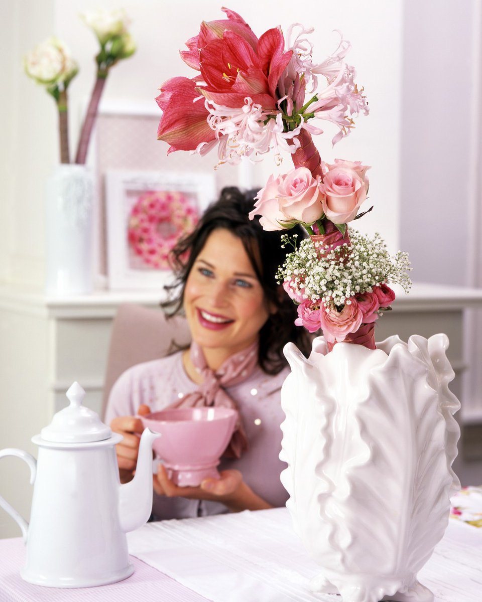 Gipskruid herken je aan de vele witte of roze bloemetjes die zich breed uitspreiden waardoor een dromerige wolk van bloempjes ontstaat.
.
#mooiwatbloemendoen #gipskruid #gypsophila