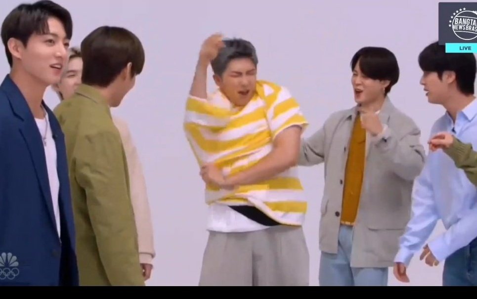 nygmahopee's tweet photo. a bts los pusieron hacer pruebas jimin 33 barras de mantequilla en una pecera hoseok 91 pelotitas en una bota jungkook 10 bolas de helado en un taco, nam ponerse 6 camisas yoongi 81 velas en un cupcake tae 35 figuras en sus pantalones y jin 19 bananas en una mochila #BTSonFallon https://t.co/tCw1VeUdMY