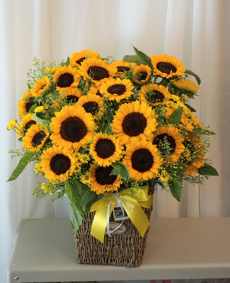 flowergiftkorea's tweet photo. A daughter-in-law received a beautiful and full of sunflowers In a basket to congratulate a new baby 👶 in their family.
Sunflower is the perfect gift for any occasion, especially in the summer season.
#summer #sunflower
#beautifulflower
#korea #seoul #flower #yangjae #korea https://t.co/wmXCJsOLkM