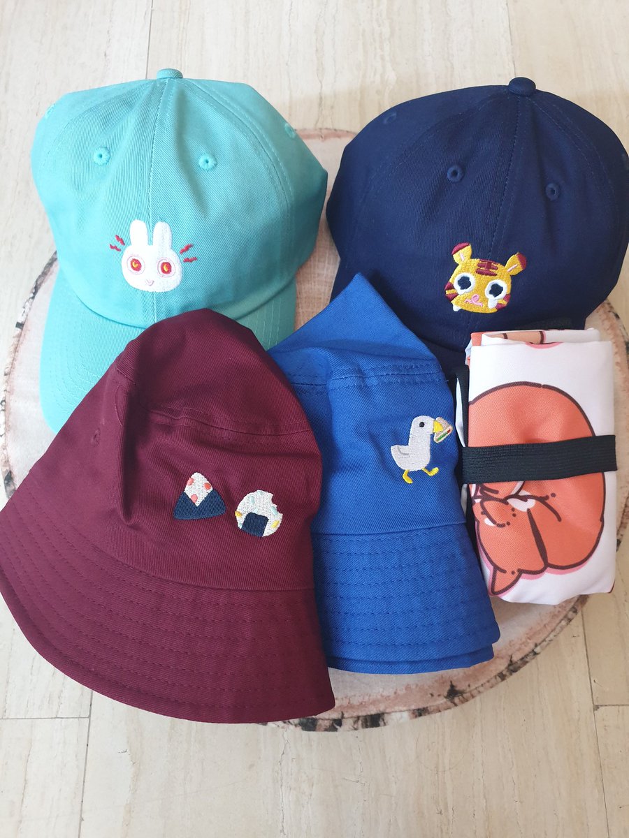 atsomnambulist's tweet photo. Some adorable and functional merch from the #flightpathsshow 🌌🛩️
🧢 Hats and washi tape by @rollround
🍞🐶 biscuit!!! tote by @reiriim
🌸🐱 Planner stickers and sticker sheet by @trxyland https://t.co/tWqCtDWoC1