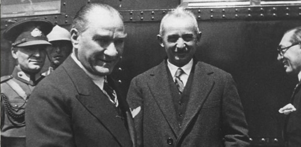 Türkiye Cumhuriyeti’nin kurucu antlaşması, tapu senedi olan #LozanBarışAntlaşması'nın 98. yıldönümü kutlu olsun.

Cumhuriyetimizin kurucusu Büyük Önder Atatürk'ü, Lozan'ı imzalayan İkinci Cumhurbaşkanımız İsmet İnönü'yü ve tüm Milli Mücadele kahramanlarını rahmetle anıyorum.