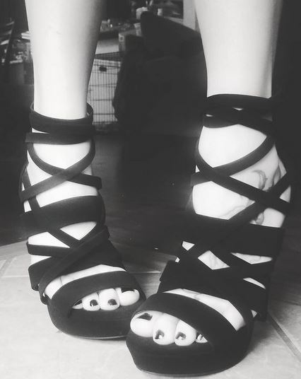 Princes24377546's tweet photo. I don't give a damn about my bad reputation.

#feetoftwitter👣 #feet #heels #strappyheels #blackpedi #feetkink #footfetish #sexyheels #sexyfeet #princesstoes https://t.co/LGZHR4UPgR